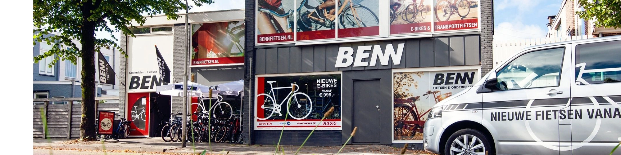 De fietsenwinkel van Benn aan de Franklinstraat in Leeuwarden, met de bezorgbus ervoor